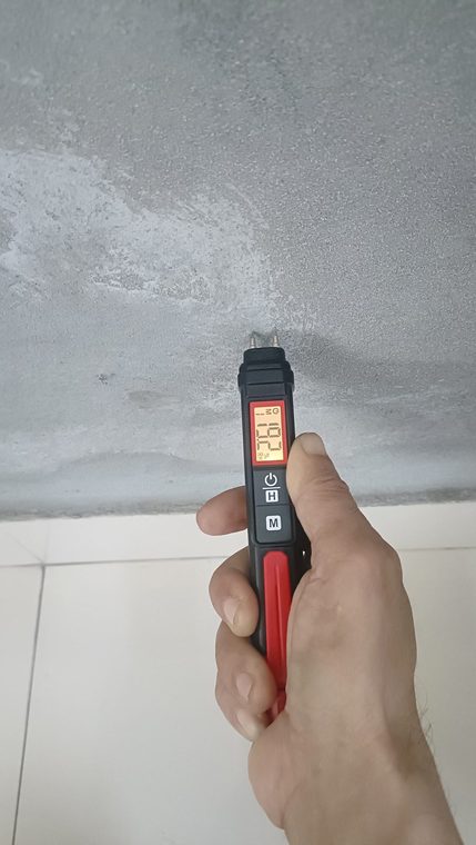 Đo độ ẩm trần nhà loang ố bằng bút đo độ ẩm VTHOME